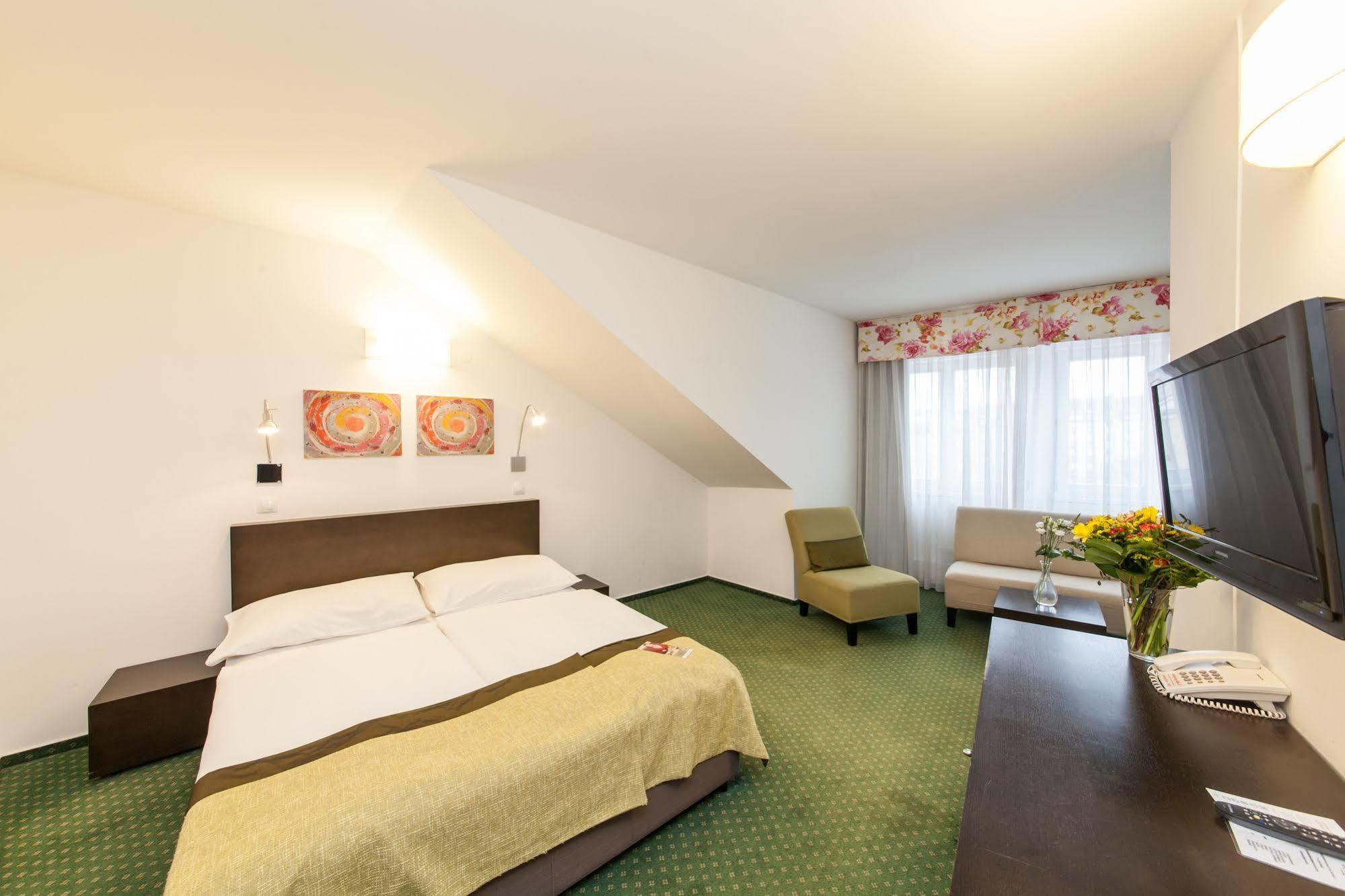 Hotel Vitkov Prague Exterior photo